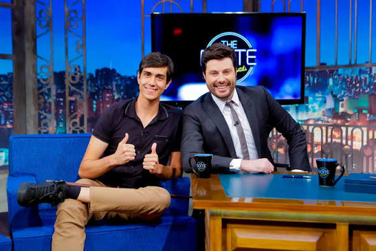 Vitor Santos como convidado no programa de TV The Noite.