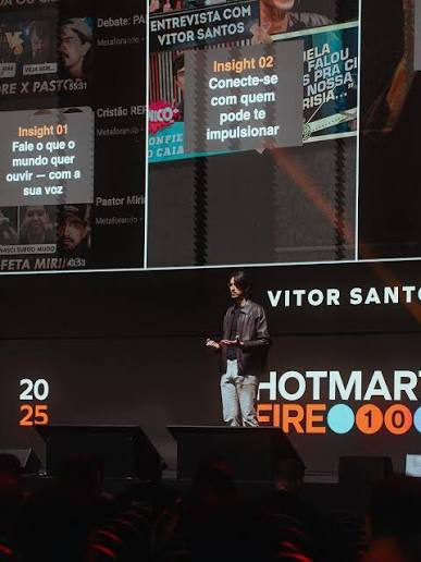 Vitor Santos palestrando no palco do Hotmart Fire 2025.