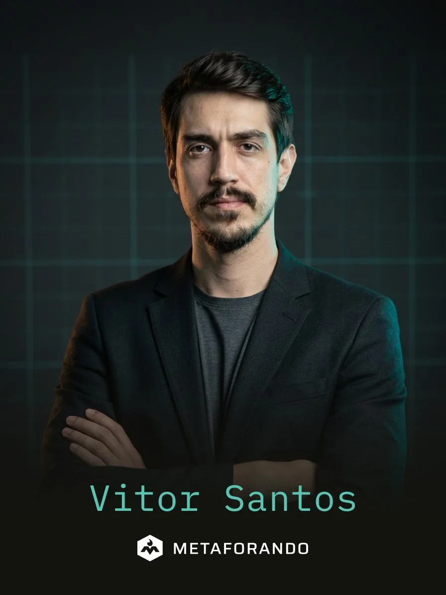 Vitor Santos de braços cruzados sobre fundo com retícula, com o nome e a marca Metaforando impressos na arte.